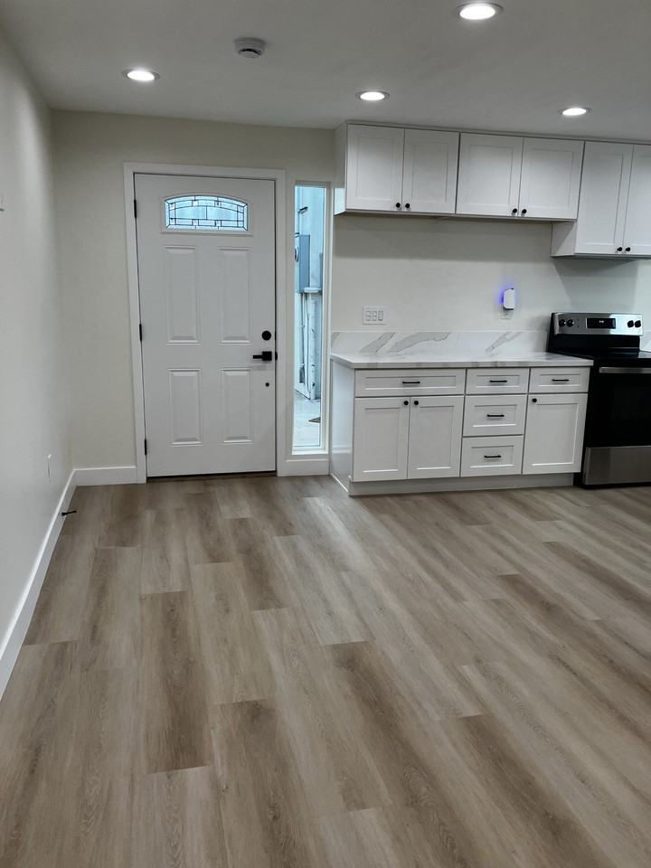 1125 W 81st St #1127 - Photo 3 of 9