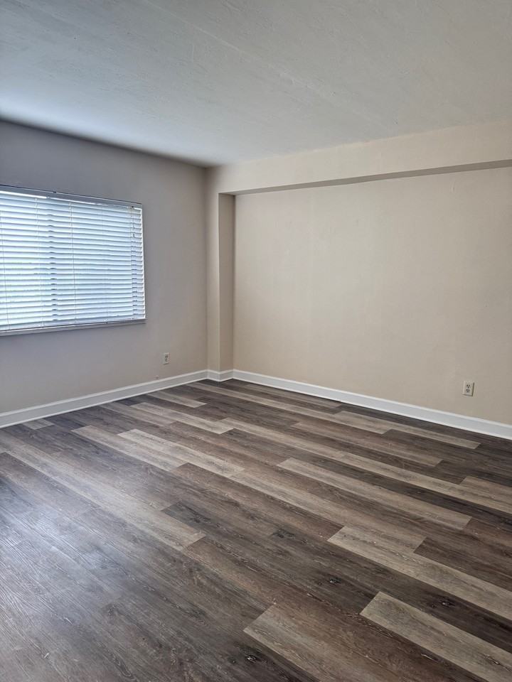 619 SE 13th Ave - Photo 4 of 10