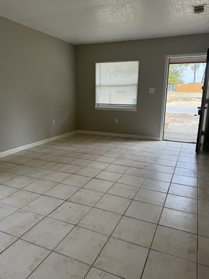 608 West Sunset Boulevard - Photo 3 of 12