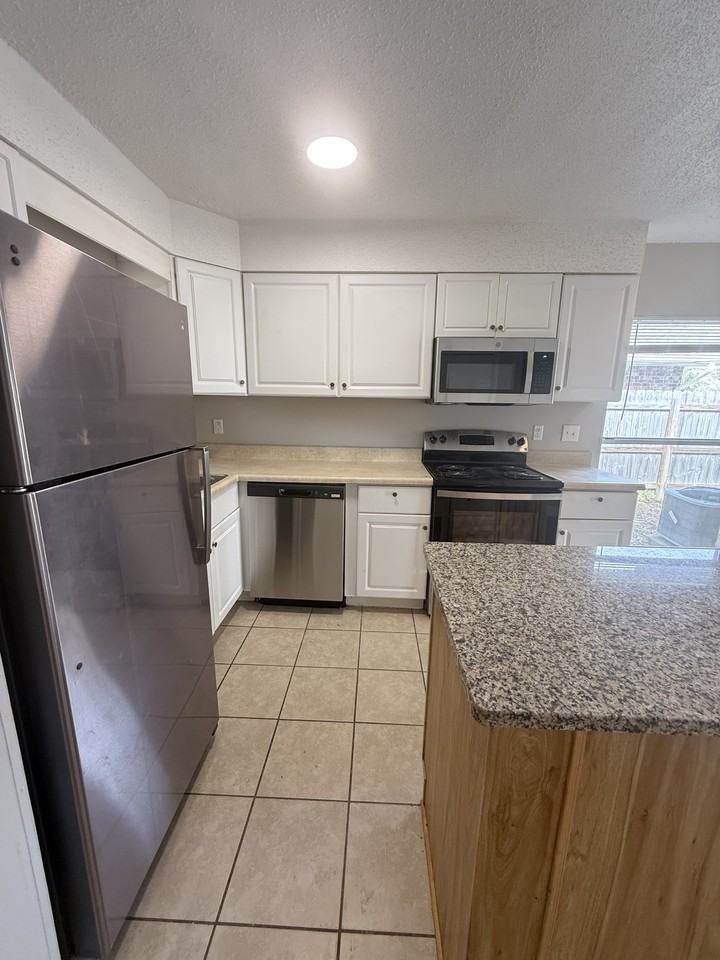 608 West Sunset Boulevard - Photo 5 of 12