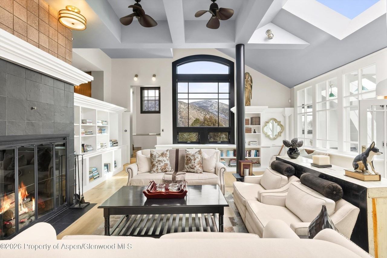 1325 Gateway Rd - Photo 4 of 29