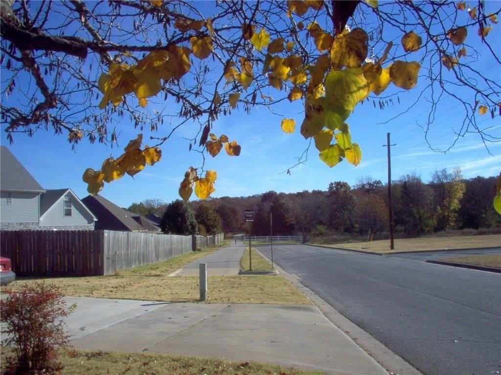 2082 E Farr Ln - Photo 3 of 18