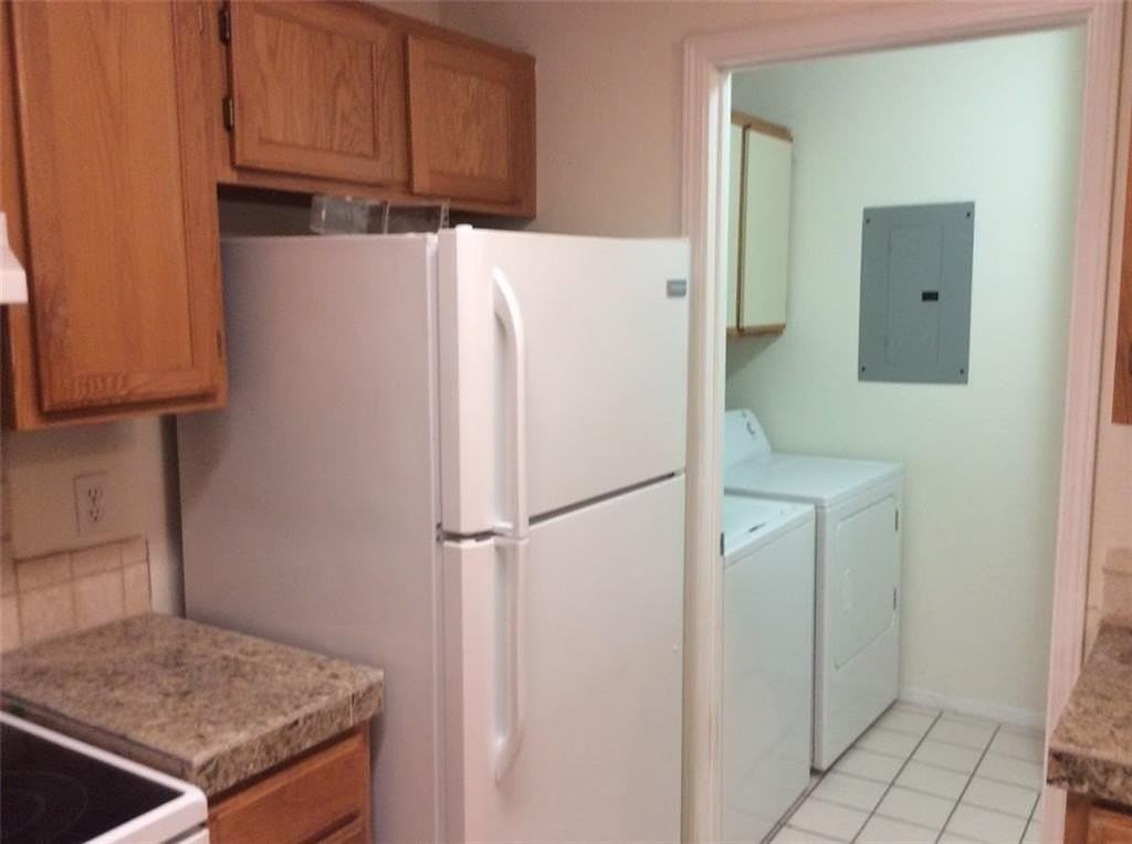 2082 E Farr Ln - Photo 4 of 18