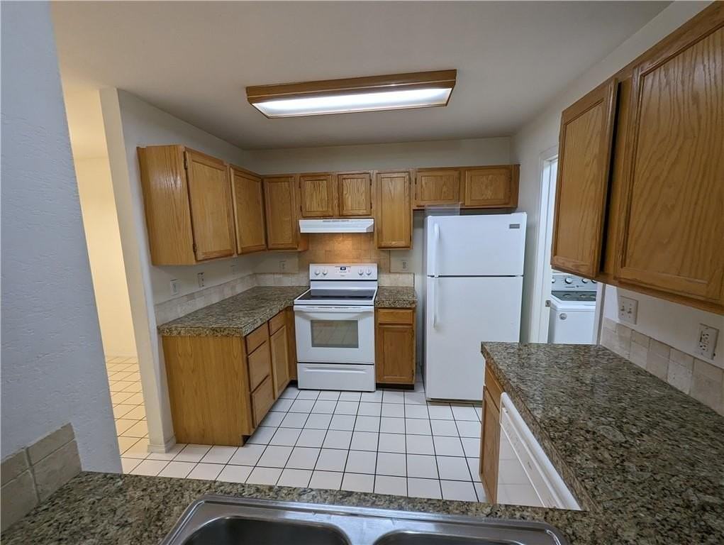 2082 E Farr Ln - Photo 6 of 18