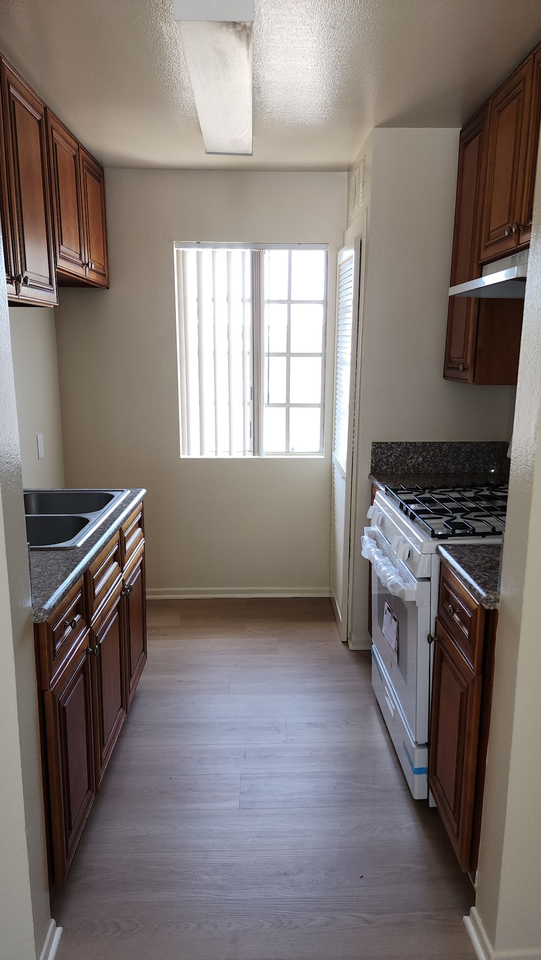 1586 Yosemite Dr. - Photo 4 of 20