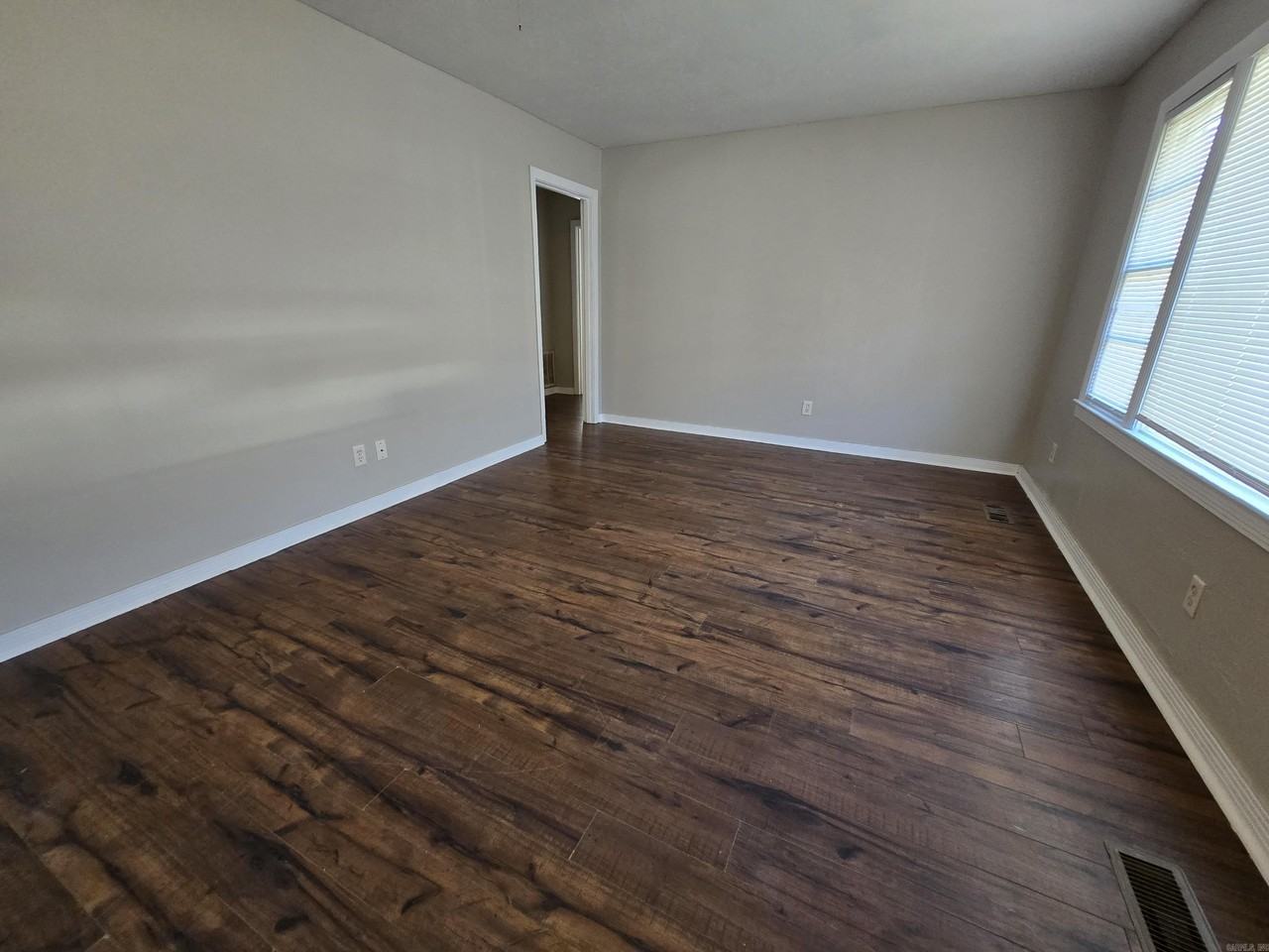 300 W 33rd Pl - Photo 2 of 9