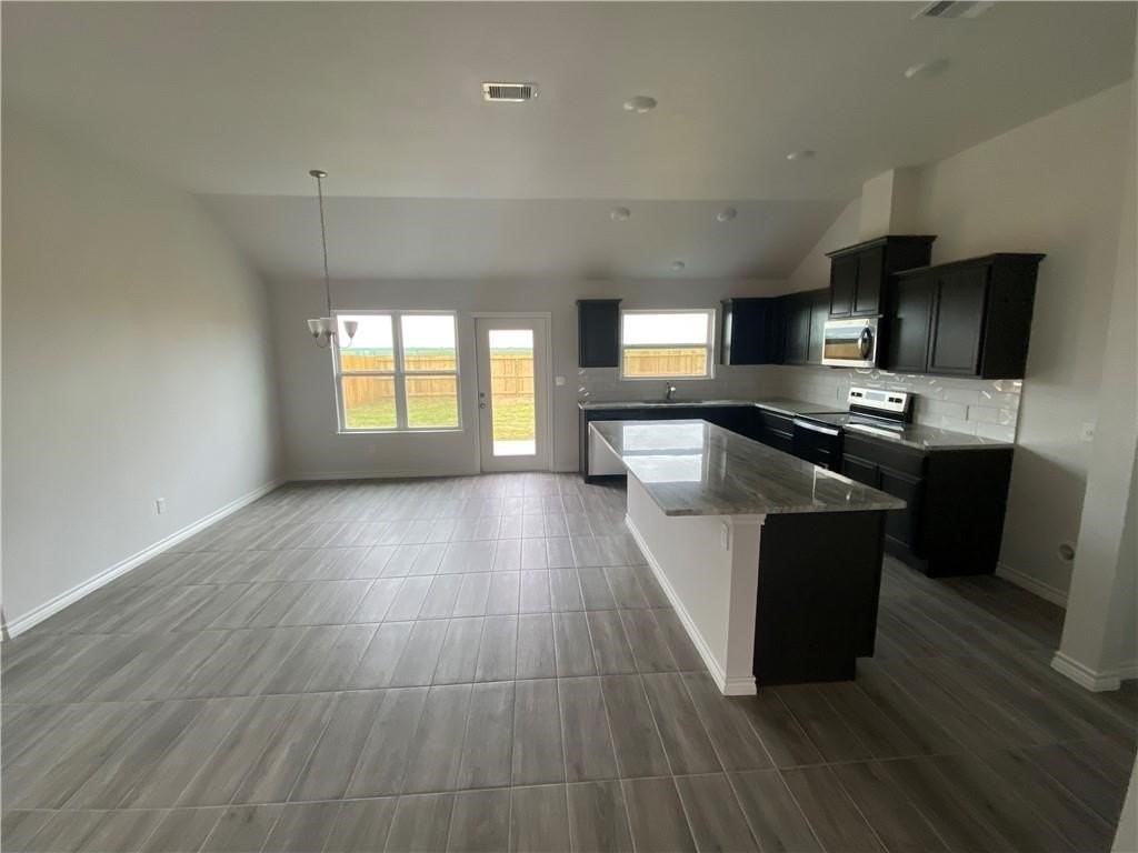 1290 Thames Chase Dr - Photo 2 of 11