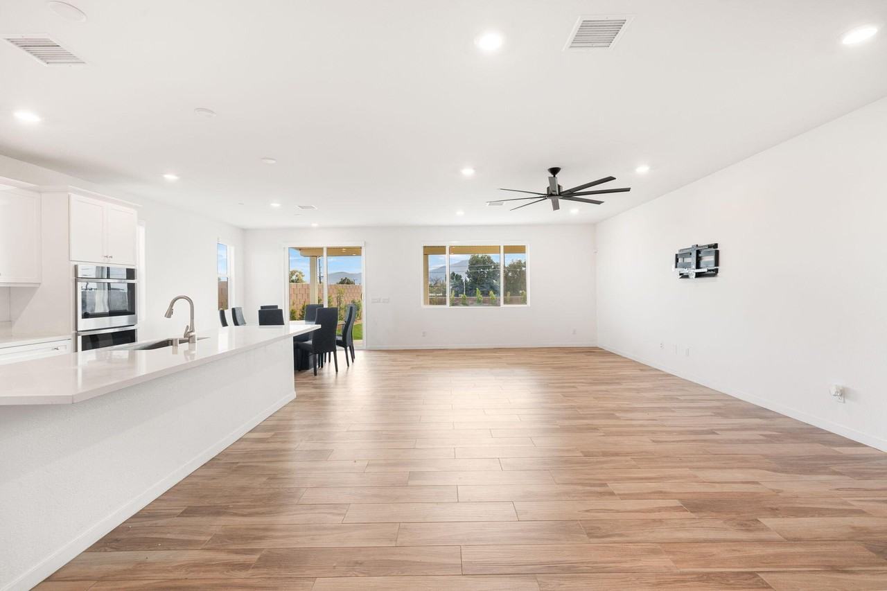 79329 Zamora Ct - Photo 2 of 47