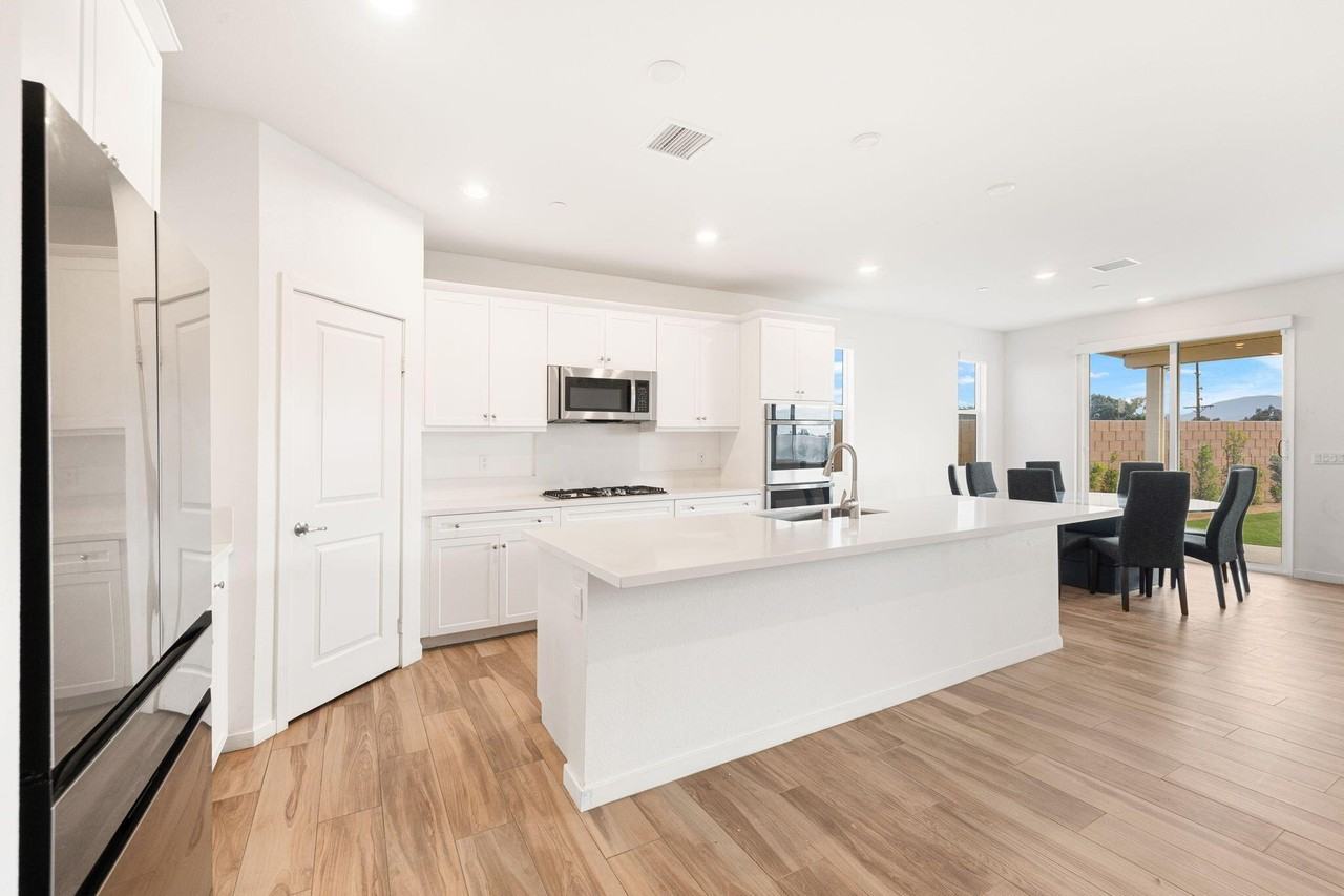 79329 Zamora Ct - Photo 3 of 47