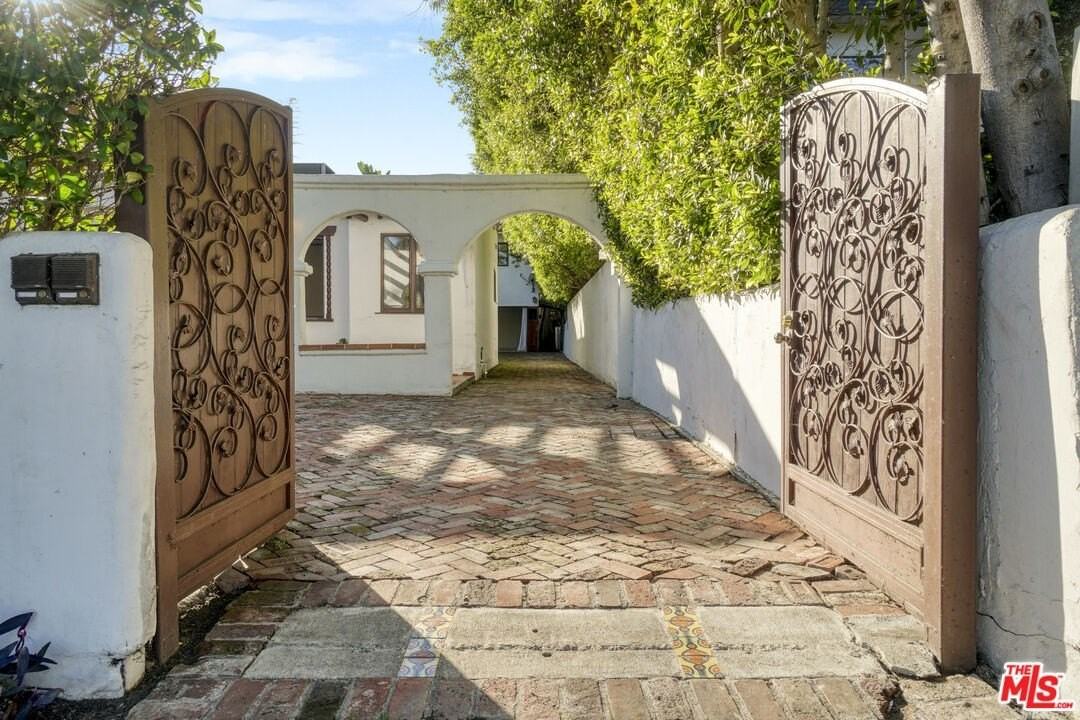 449 N Sweetzer Ave - Photo 4 of 35