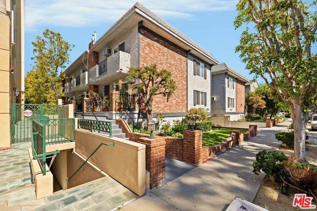 2242 S Bentley Ave Apt 4 #4 - Photo 3 of 26