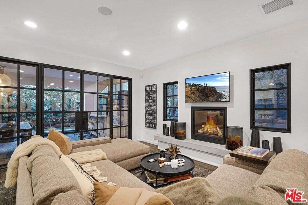 3159 Thatcher Ave - Photo 4 of 29