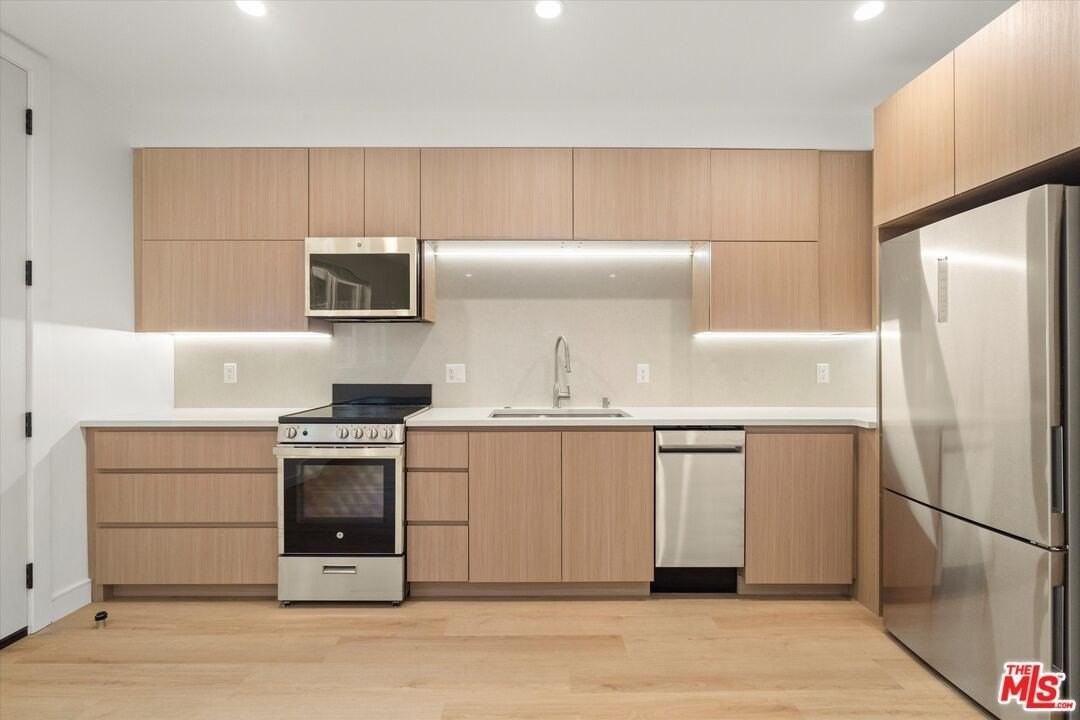 11023 1/2 Blix St - Photo 5 of 16