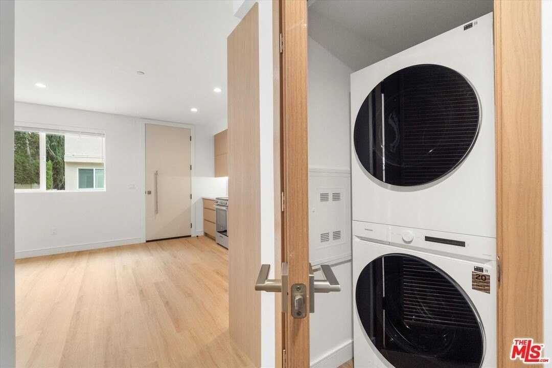 11023 1/2 Blix St - Photo 7 of 16