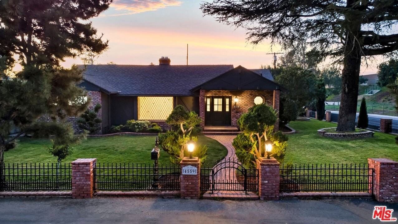 4559 Morella Ave - Photo 7 of 50