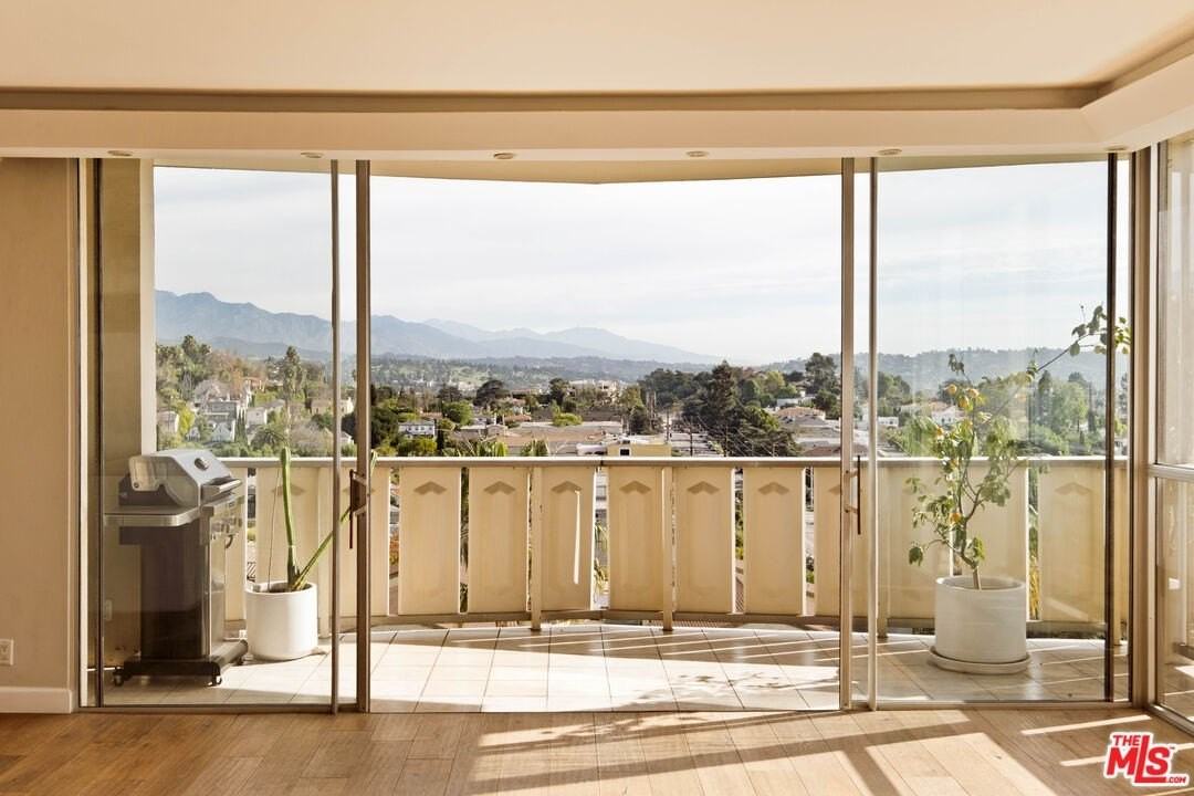 4411 Los Feliz Blvd Apt 907 #907 - Photo 3 of 17