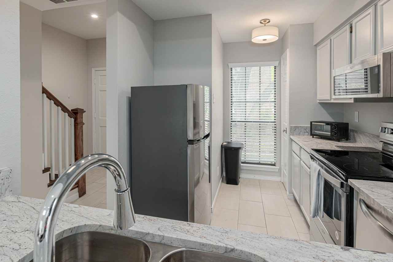 Royal Lane 9910 - Photo 7 of 34