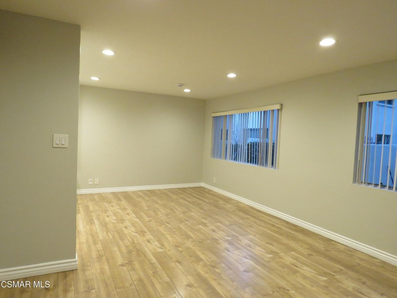 18547 Collins St Apt B14 #B14 - Photo 3 of 15