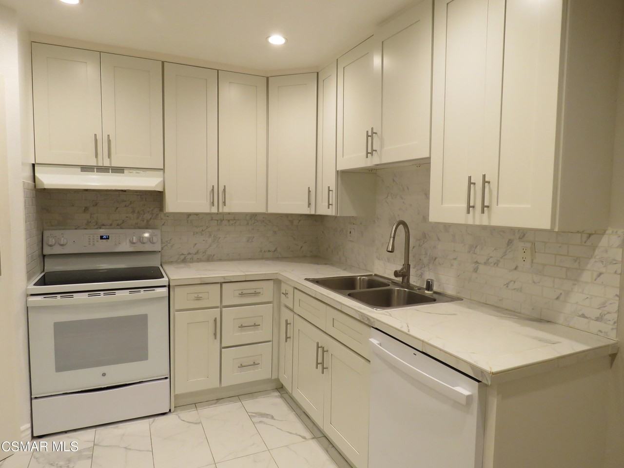 18547 Collins St Apt B14 #B14 - Photo 6 of 15