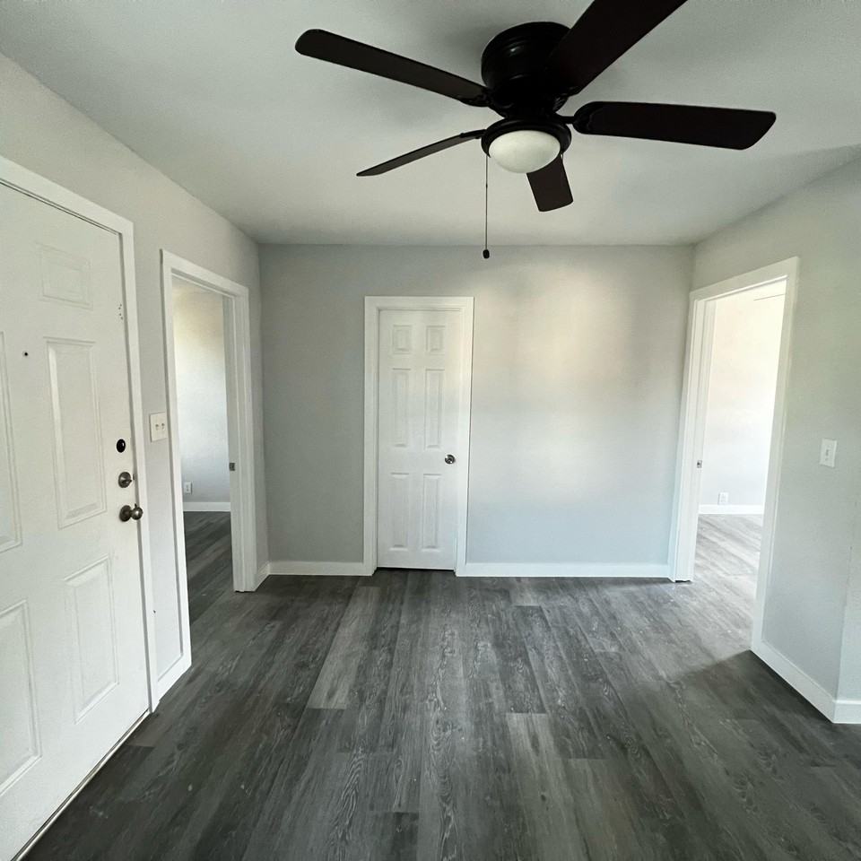 1007 West Saint Charles Street - Photo 4 of 5