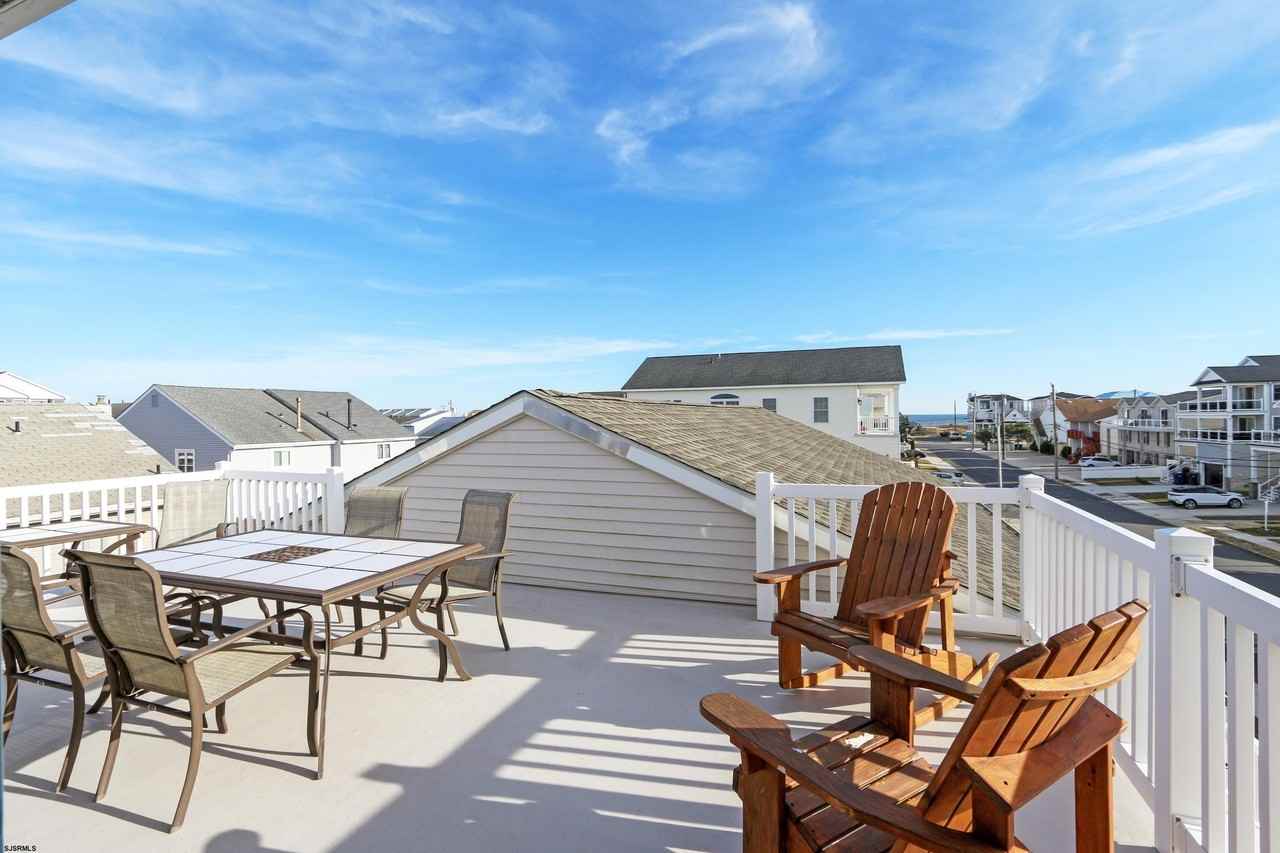 300 Beach Ave E - Photo 4 of 35