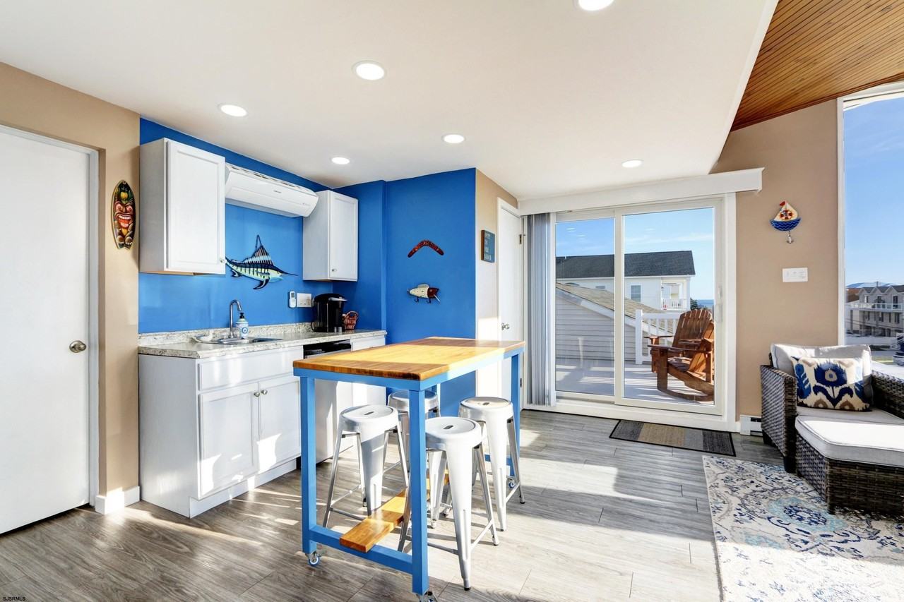 300 Beach Ave E - Photo 6 of 35