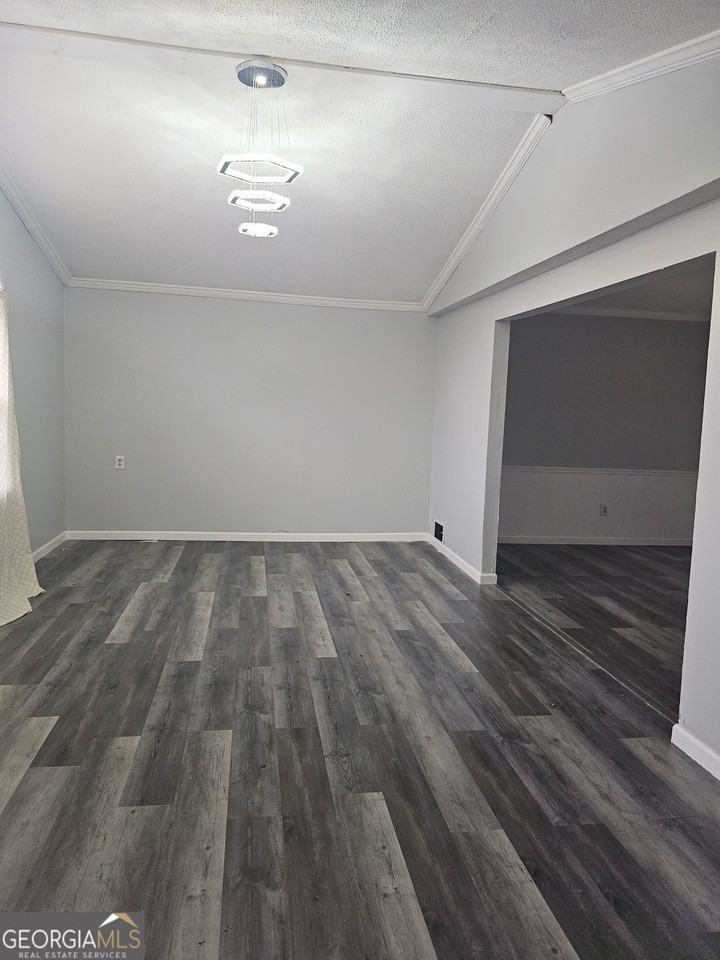 480 Paul St - Photo 4 of 14