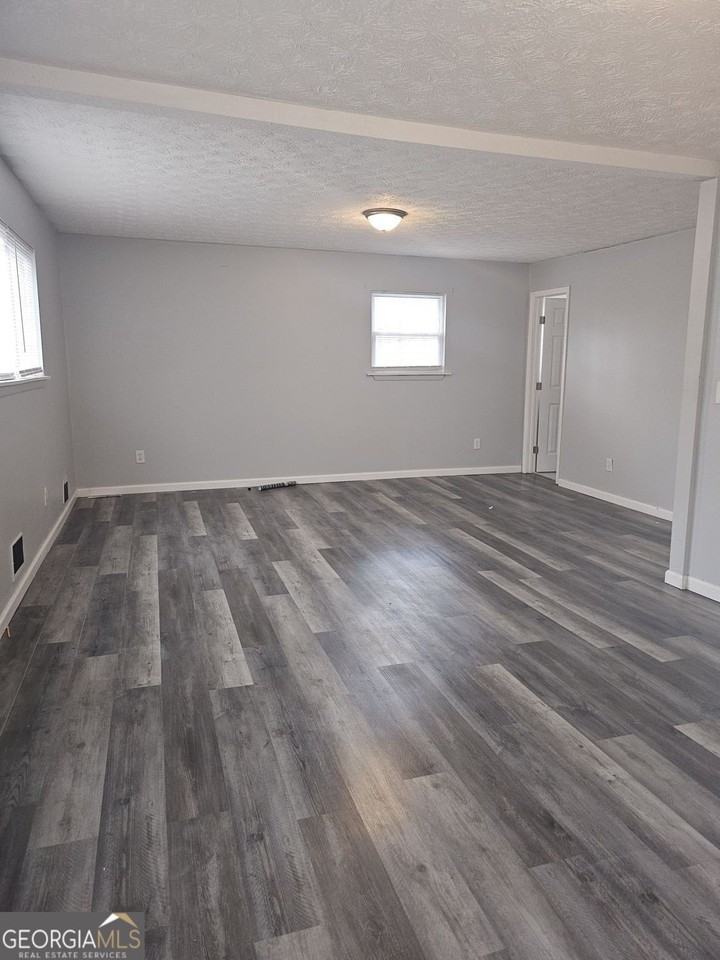 480 Paul St - Photo 5 of 14
