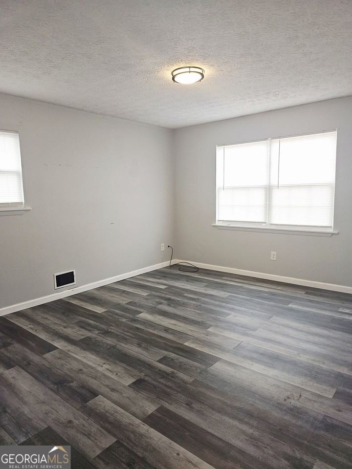 480 Paul St - Photo 7 of 14