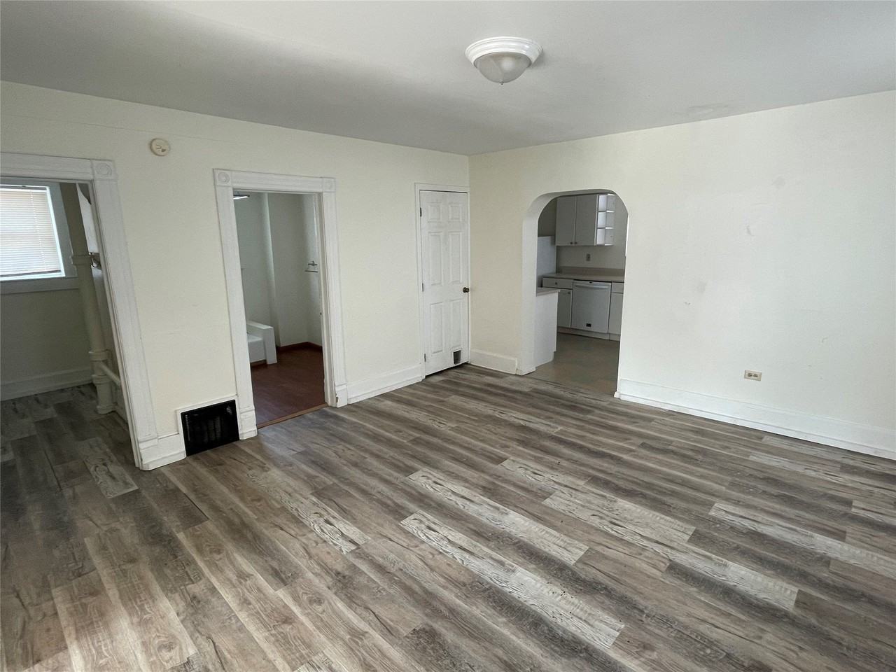 912 W 2nd St - Photo 2 of 7