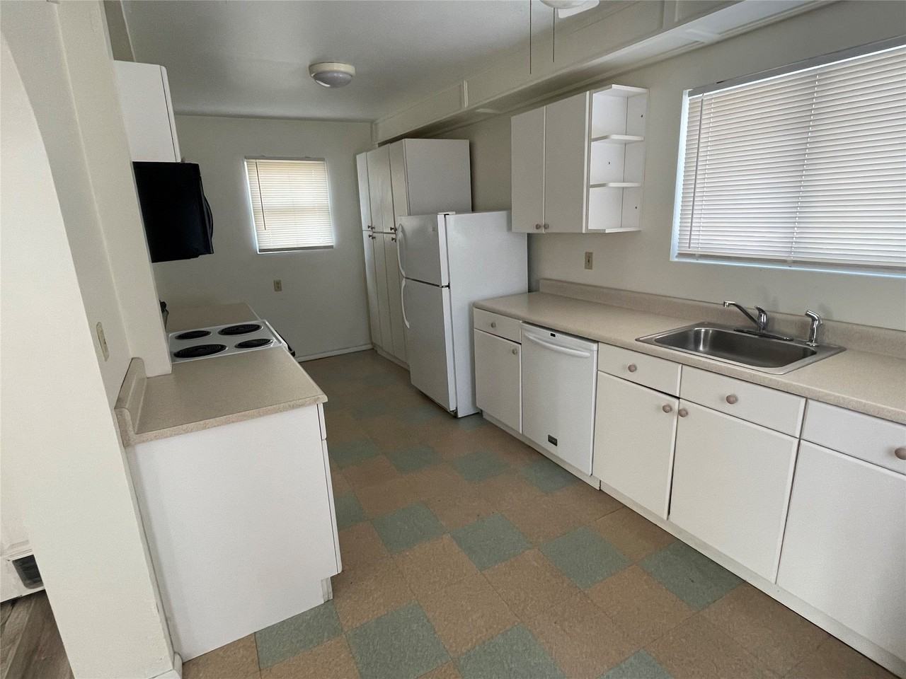 912 W 2nd St - Photo 3 of 7