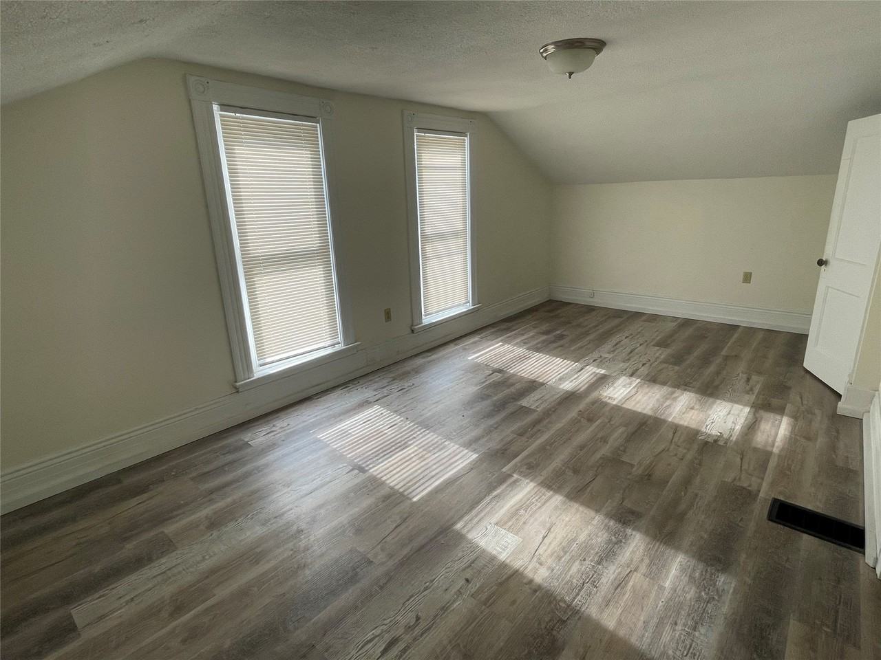 912 W 2nd St - Photo 7 of 7