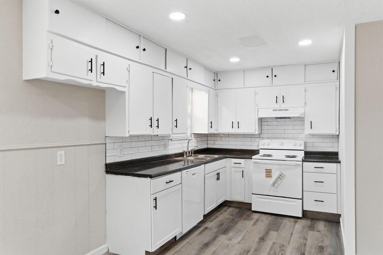 2902 W Scott St - Photo 7 of 26