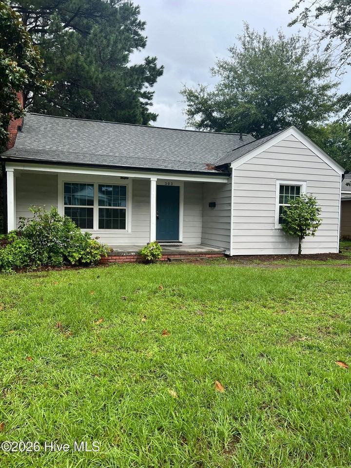 303 S Oak St - Photo 2 of 12