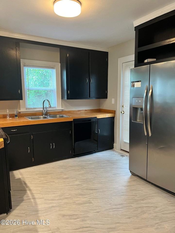 303 S Oak St - Photo 4 of 12