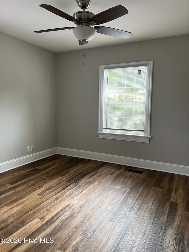 303 S Oak St - Photo 6 of 12