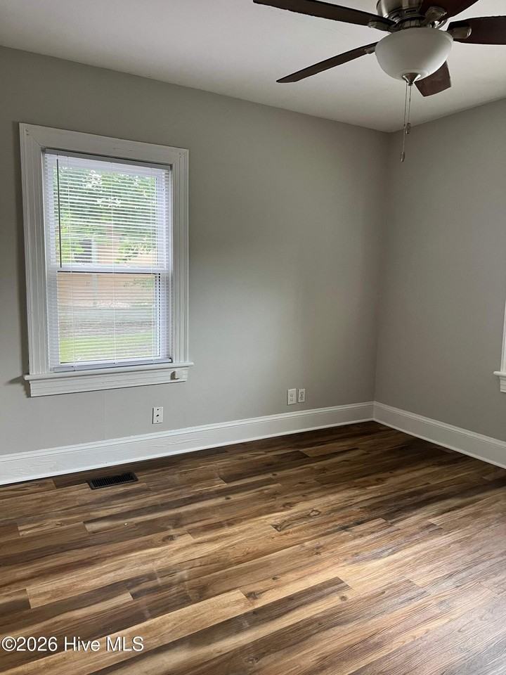 303 S Oak St - Photo 7 of 12