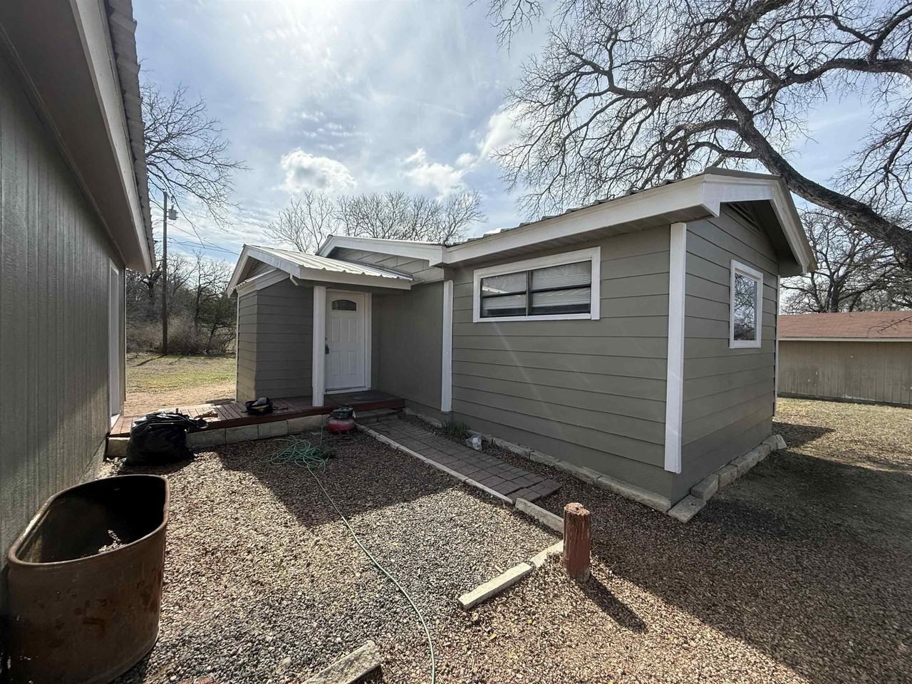 1534 Navajo Trl - Photo 2 of 9