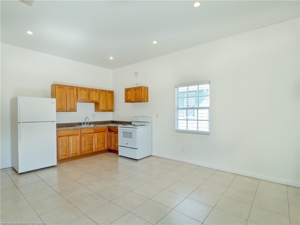 545 Rose Ave - Photo 7 of 9