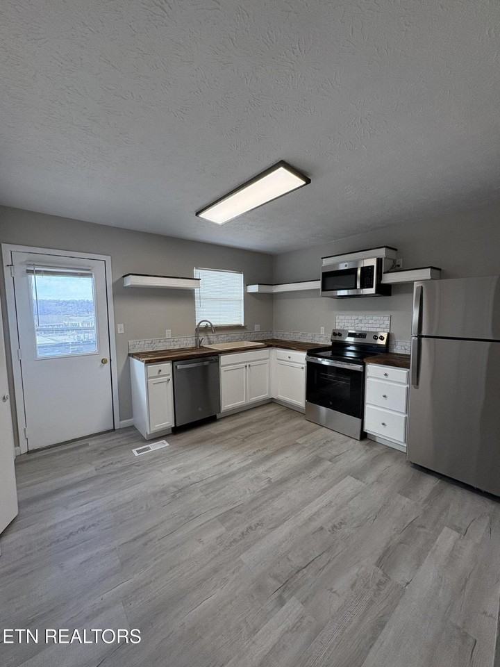 205 4th St Apt A #A - Photo 2 of 8