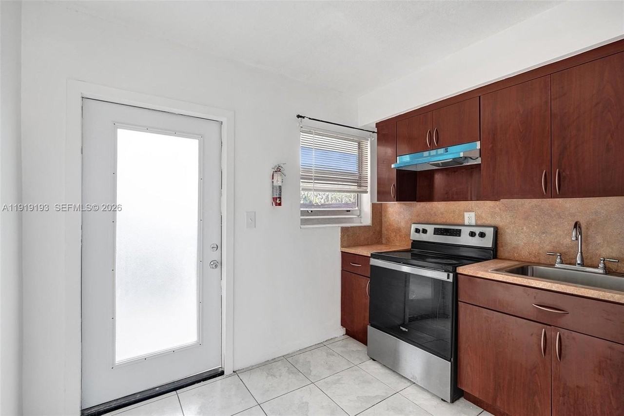 29 Sw 8th Ave #1 - Photo 4 of 17