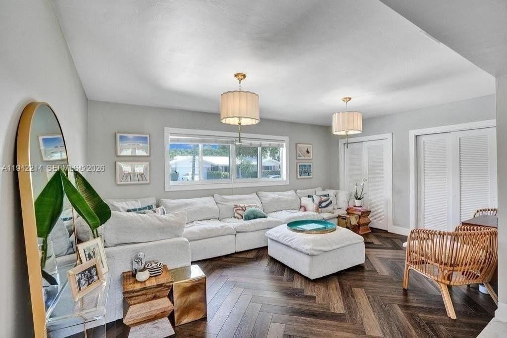 2080 Ne 65th St - Photo 3 of 38