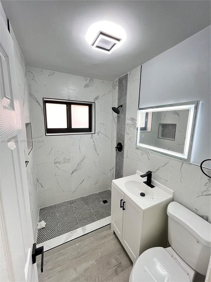 883 Ne 39th St #885 - Photo 4 of 9