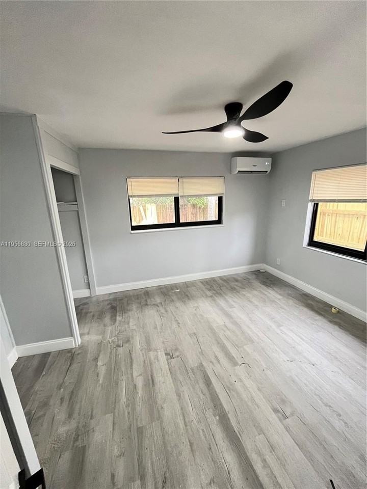 883 Ne 39th St #885 - Photo 5 of 9