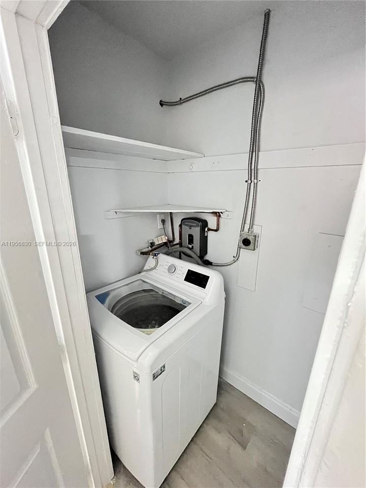 883 Ne 39th St #885 - Photo 6 of 9