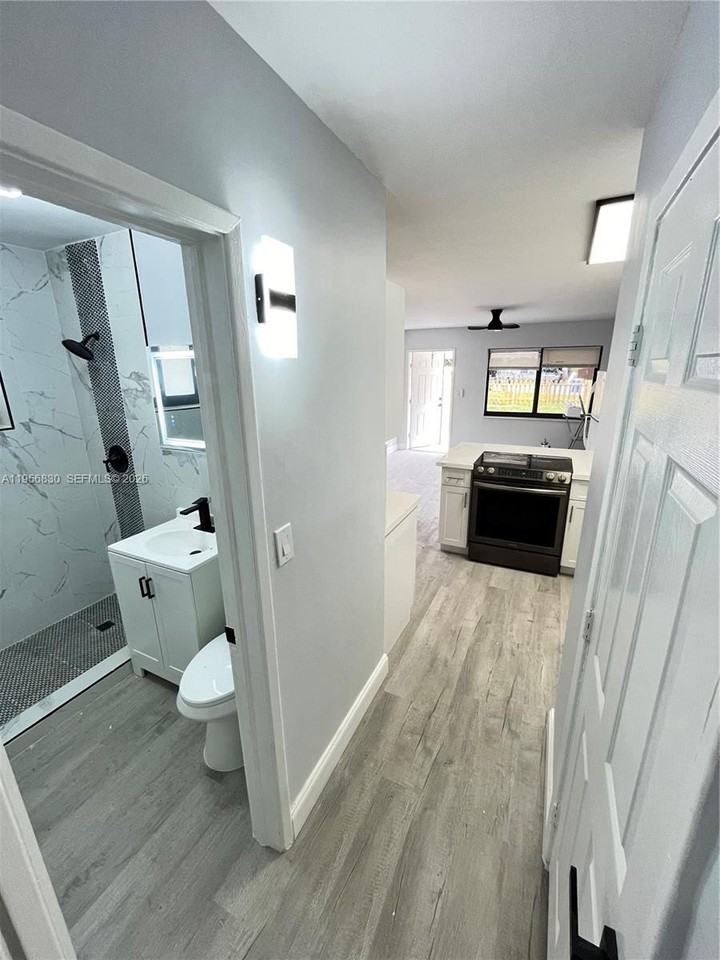 883 Ne 39th St #885 - Photo 7 of 9