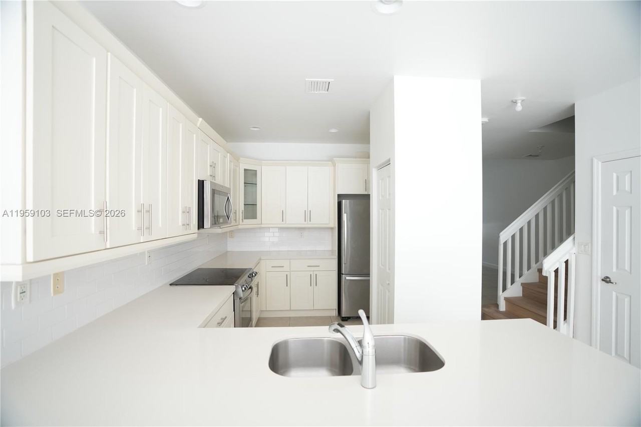 10464 Nw 61st Ln - Photo 2 of 17