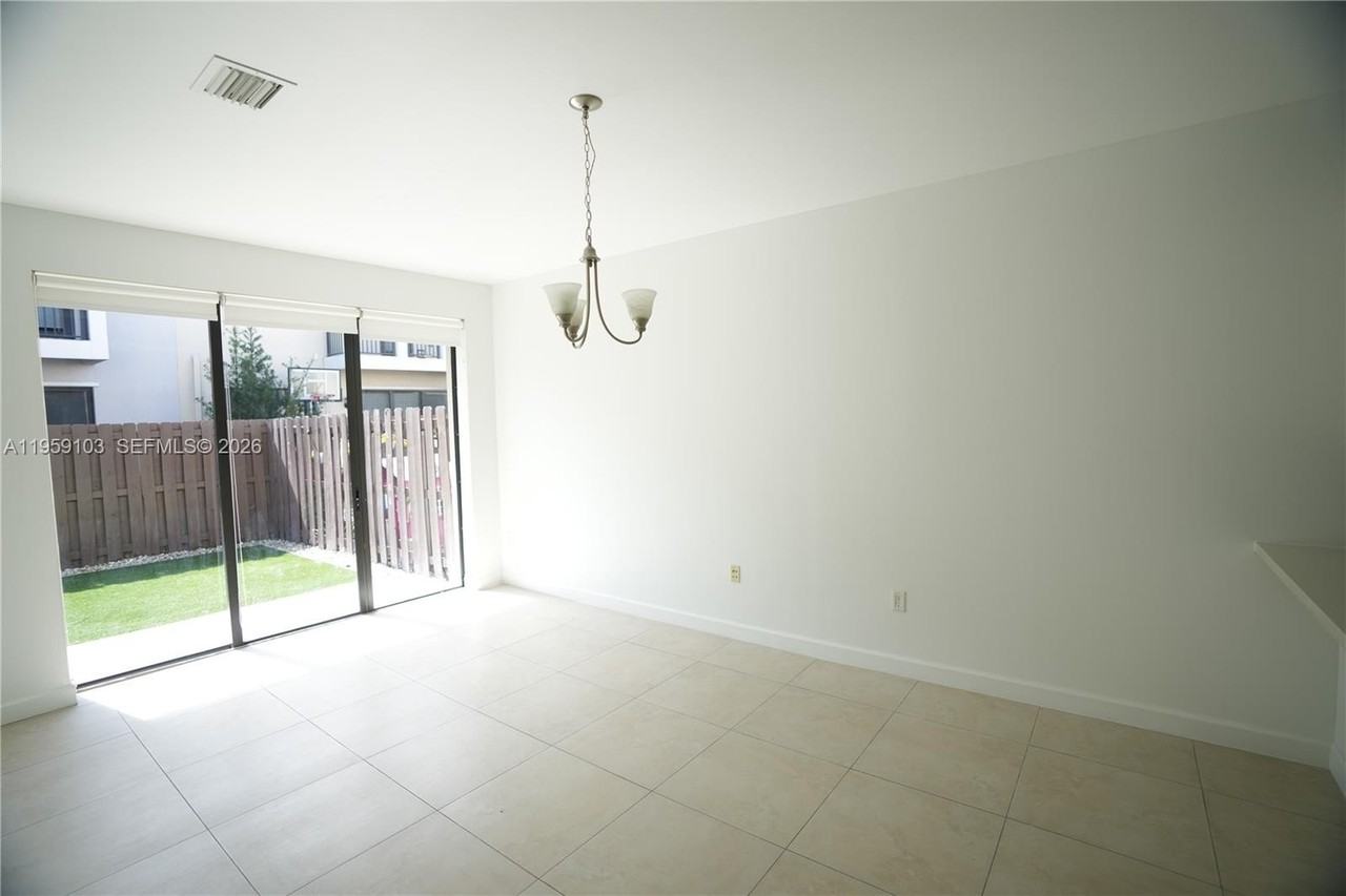 10464 Nw 61st Ln - Photo 4 of 17