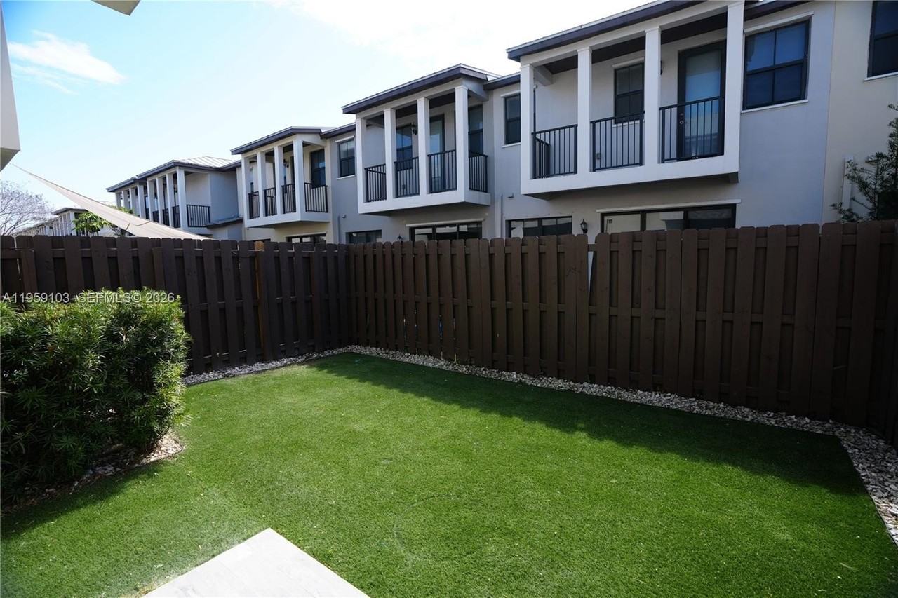 10464 Nw 61st Ln - Photo 7 of 17