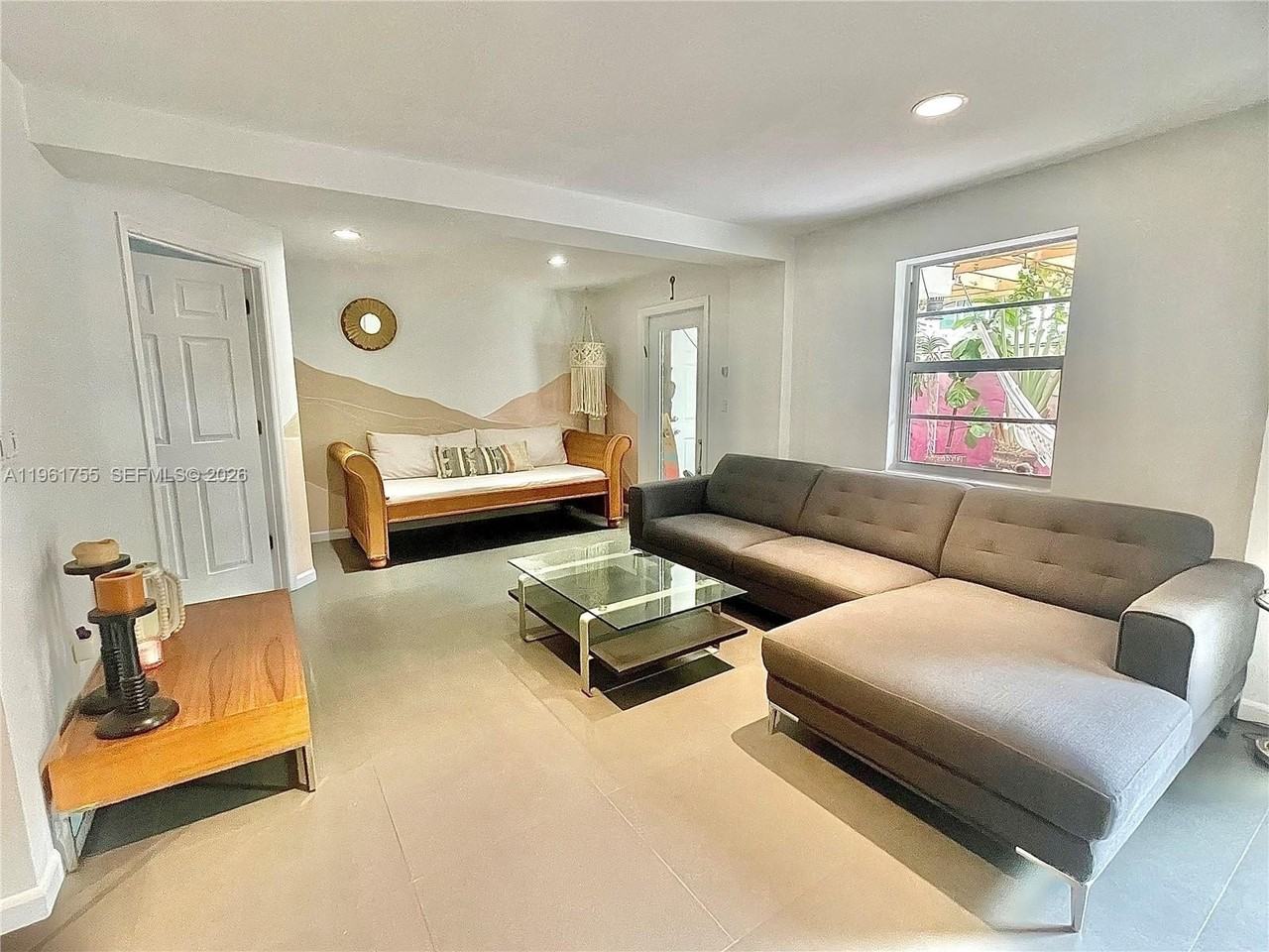 723 Ne 62nd St #TH1 - Photo 4 of 31